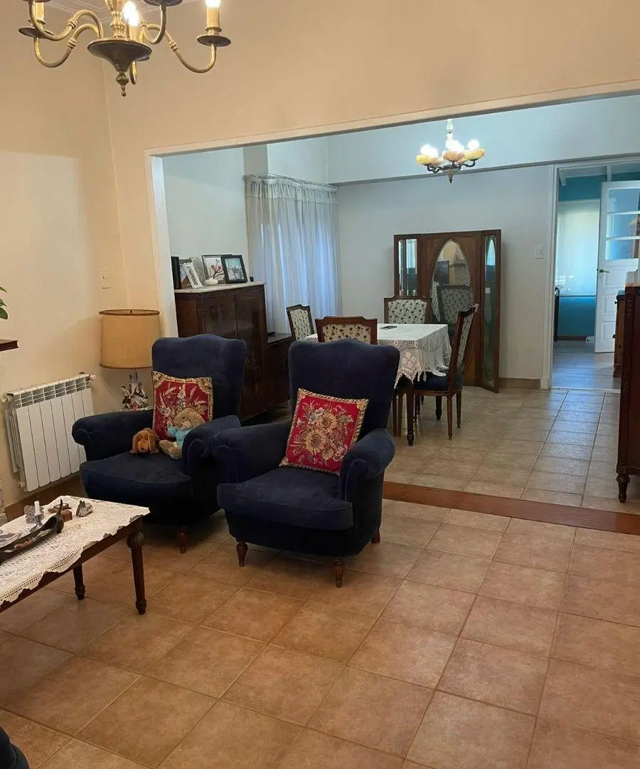 Casa con 2 dormitorios y 250 m2 en venta en Parque Bernal 3