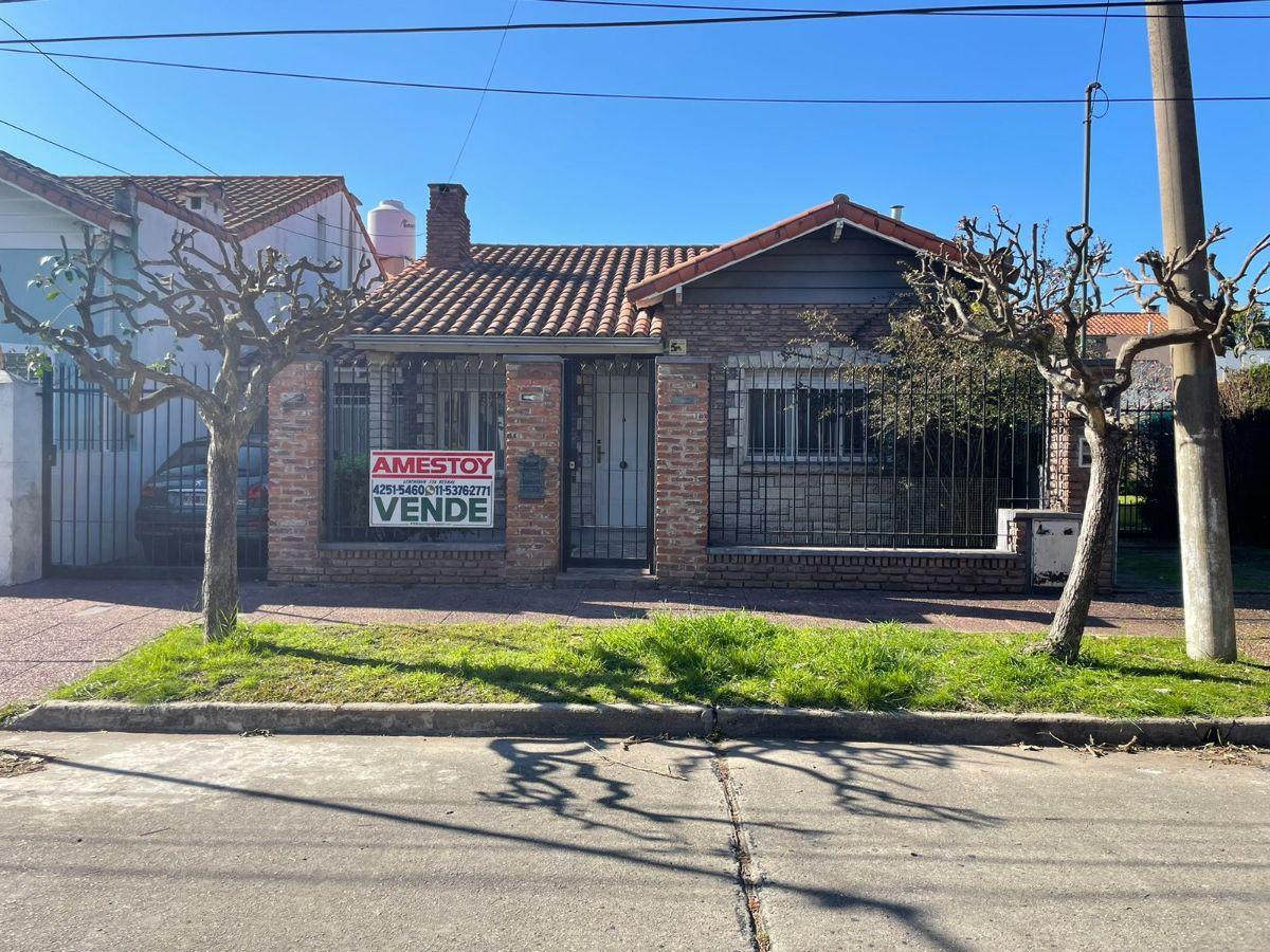 Casa con 2 dormitorios y 250 m2 en venta en Parque Bernal