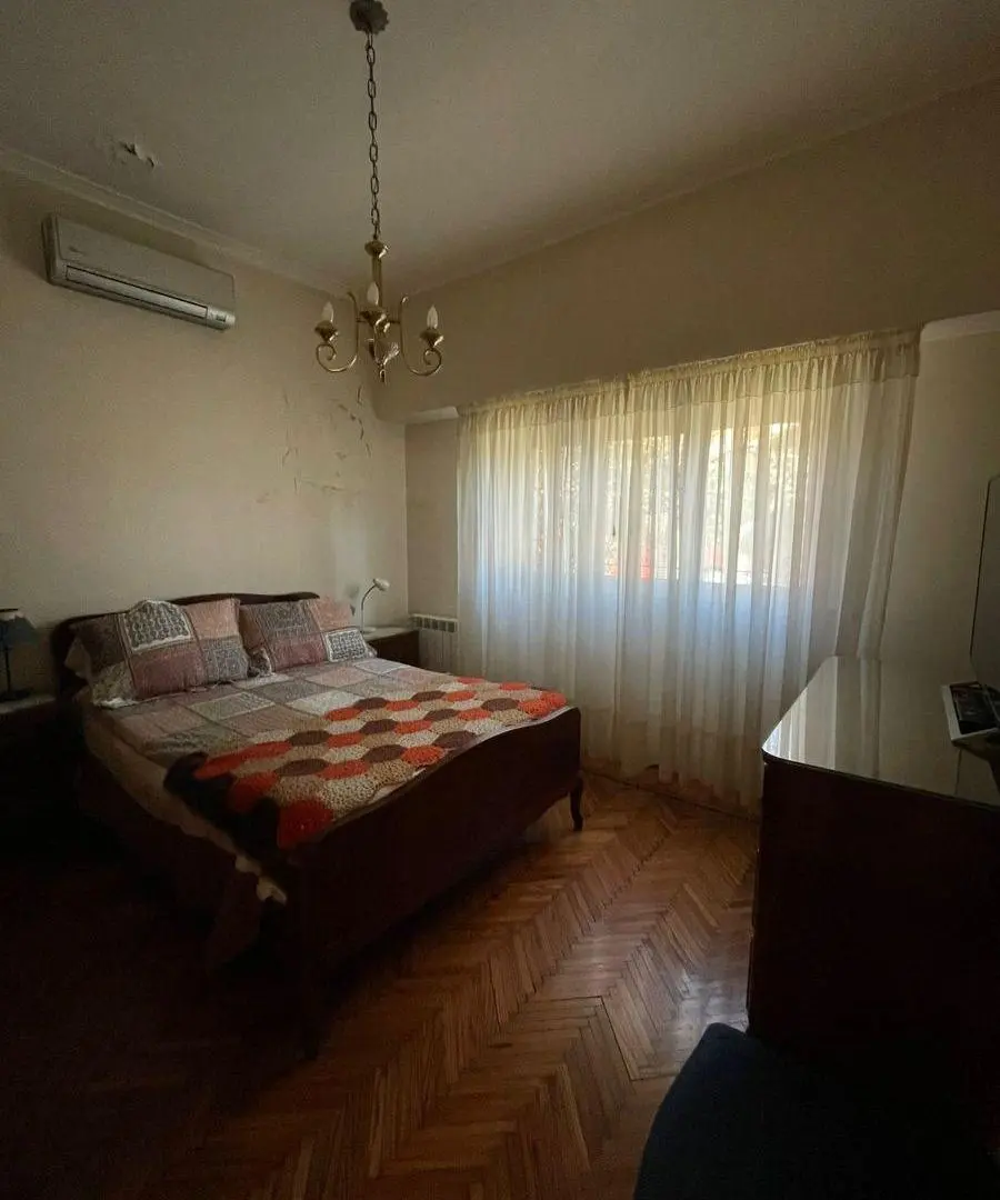 Casa con 2 dormitorios y 250 m2 en venta en Parque Bernal 4