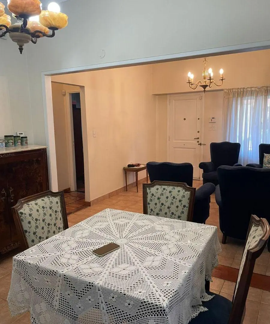 Casa con 2 dormitorios y 250 m2 en venta en Parque Bernal 2