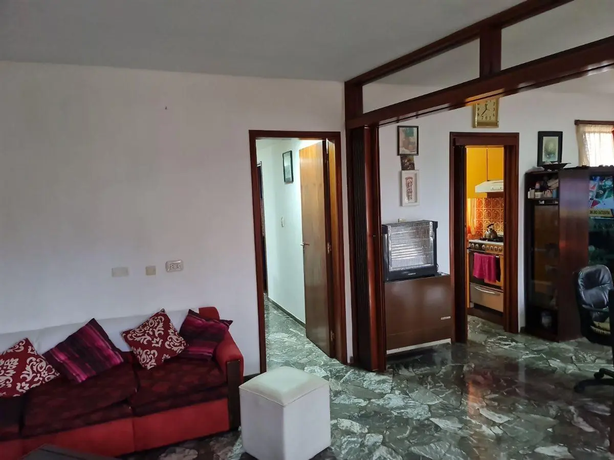 Casa de 250 m² con 4 dormitorios en venta en Parque Bernal 5