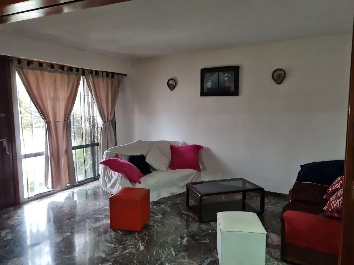 Casa de 250 m² con 4 dormitorios en venta en Parque Bernal 1