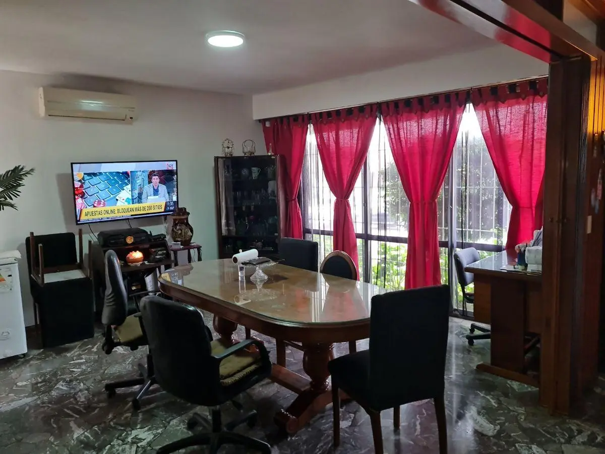Casa de 250 m² con 4 dormitorios en venta en Parque Bernal 3