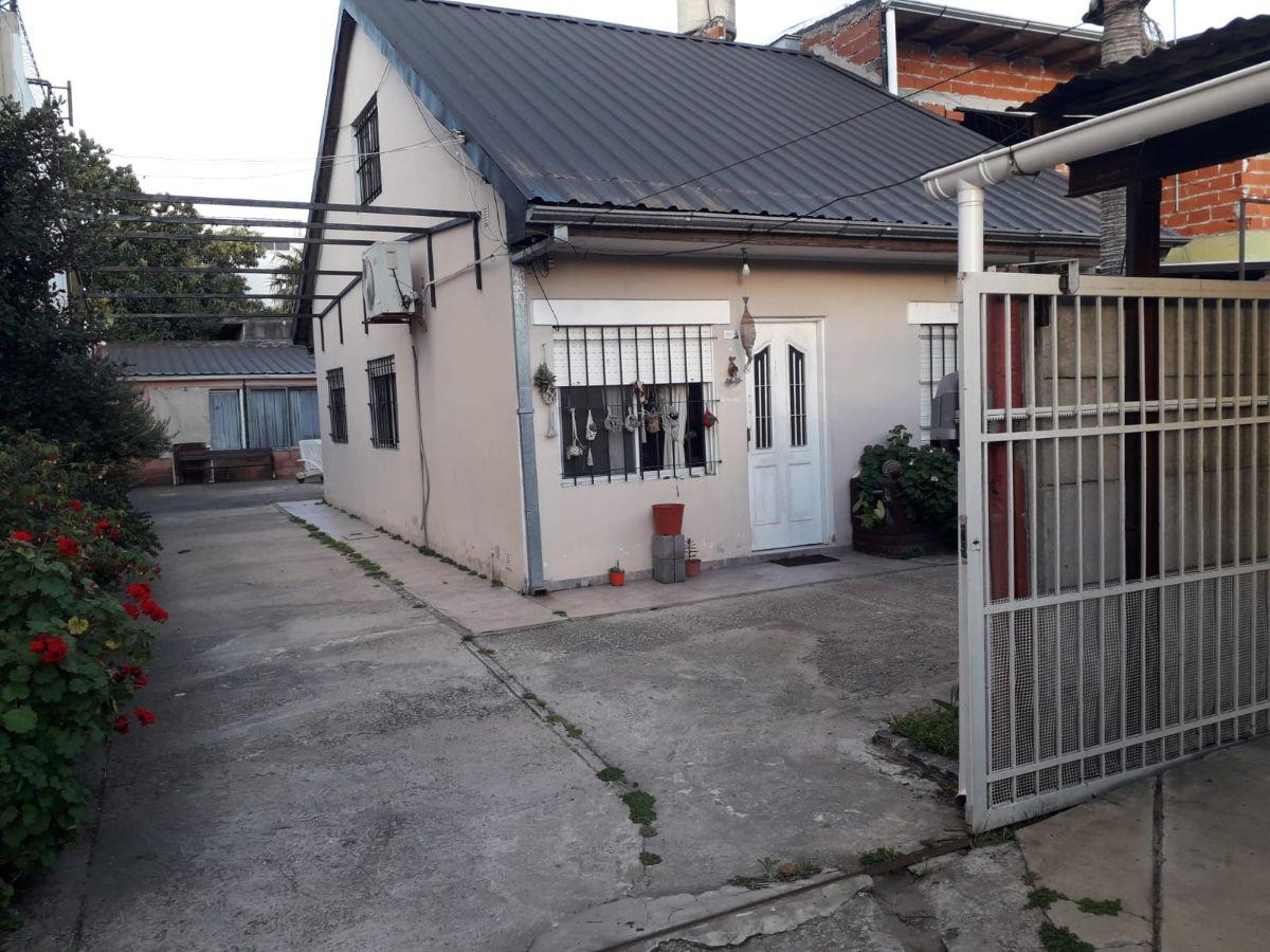 Foto de CASA EN VENTA QUILMES OESTE CUATRO AMBIENTES SOBRE AMPLIO LOTE - IDEAL, imagen 3