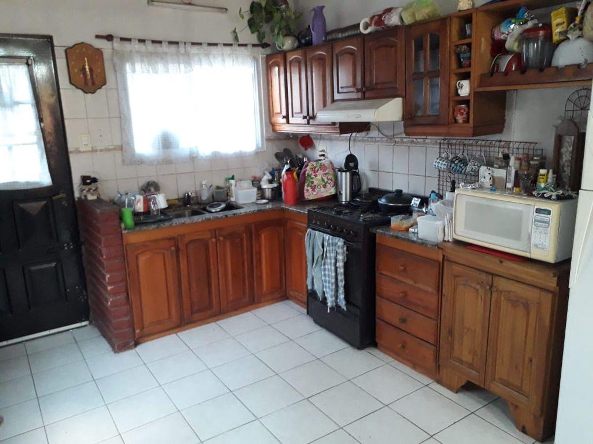 Foto de CASA EN VENTA QUILMES OESTE CUATRO AMBIENTES SOBRE AMPLIO LOTE - IDEAL, imagen 4