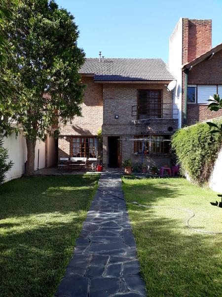 Chalet de 2 Plantas con Jardín y Quincho 1