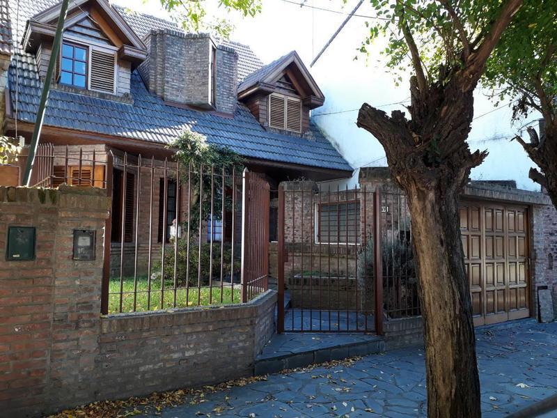 Chalet de 2 Plantas con Jardín y Quincho 5