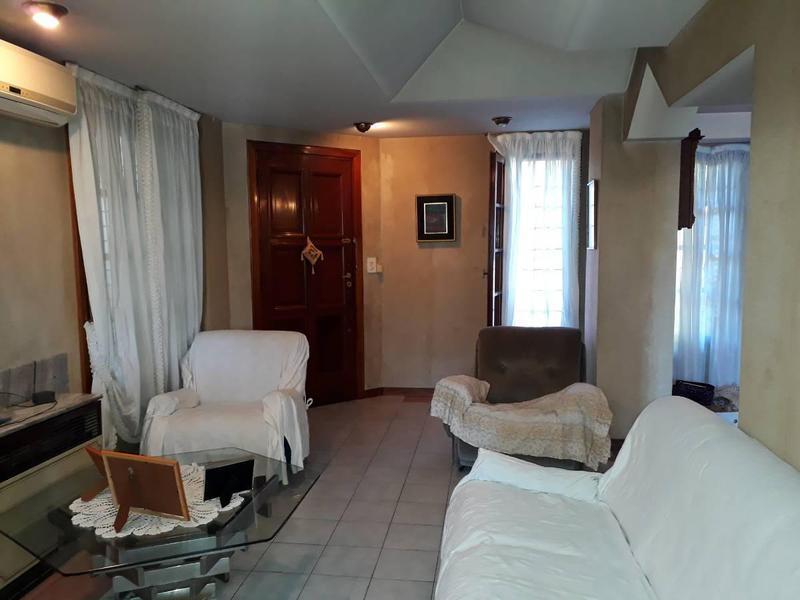 Chalet de 2 Plantas con Jardín y Quincho 3