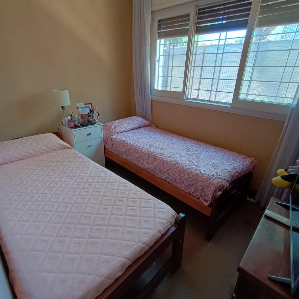 Casa en venta en Quilmes con cochera y jardín