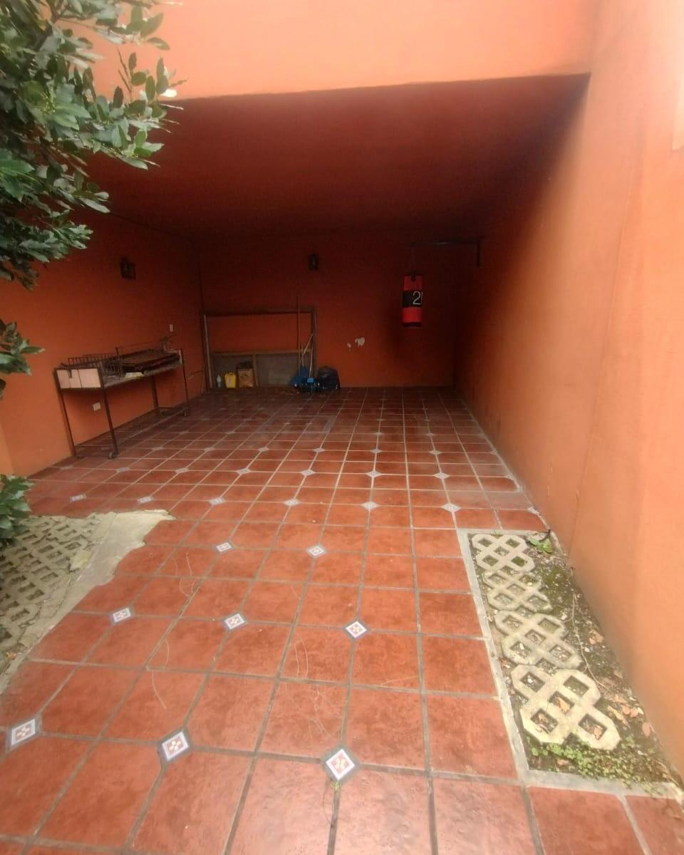 Casa en Venta en Quilmes - 4 Dorm. y Cochera Excelente Ubicación 1