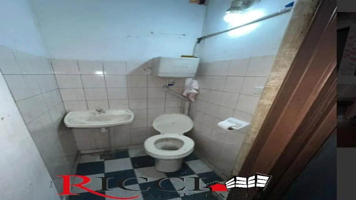 Local comercial ubicado sobre Av 12 de Octubre y J.V.Gonzalez Quilmes Oeste 4