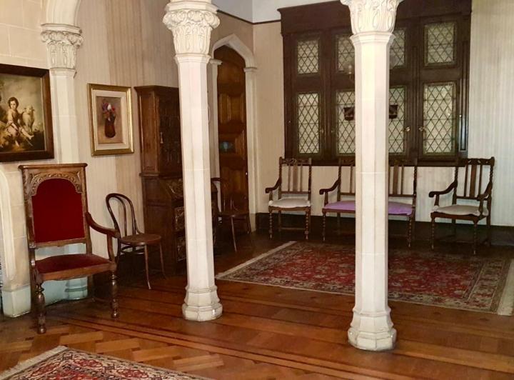 Residencia estilo Tudor con características únicas y ubicación preferencial. 3