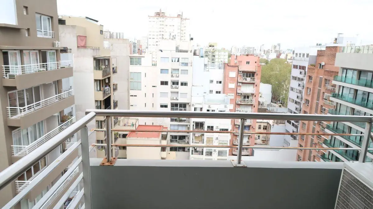 Estudio con balcón aterrazado con vista abierta y cochera. 2