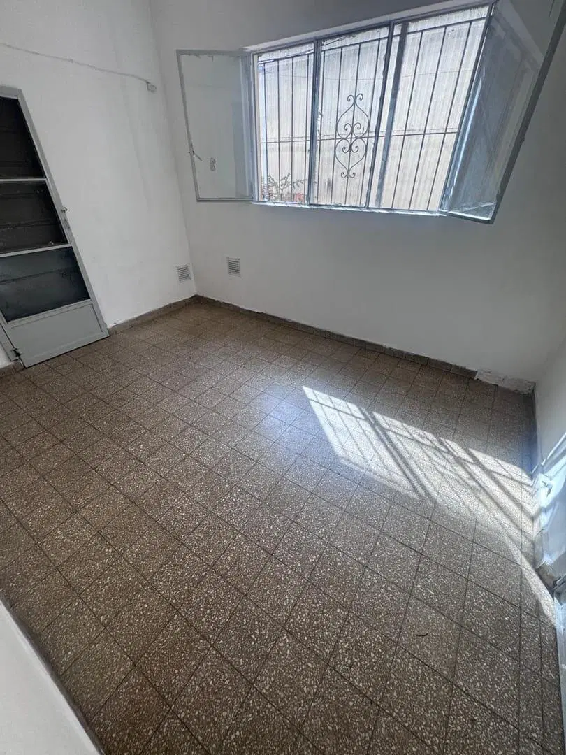 Venta, casa de pasillo interna única 2 dormitorios, zona Sur Rosario 2