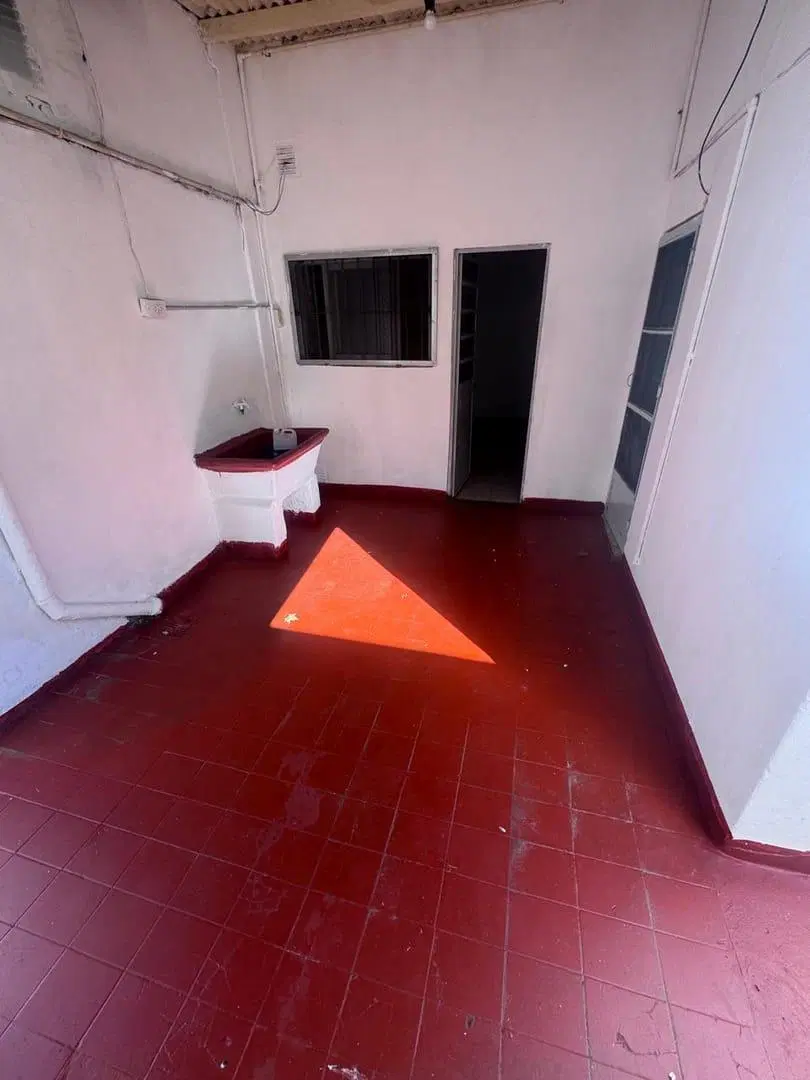Venta, casa de pasillo interna única 2 dormitorios, zona Sur Rosario 1
