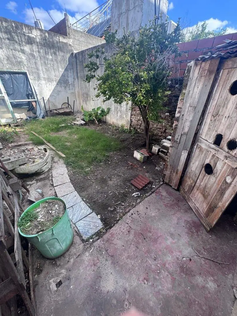 Venta, casa de pasillo interna única 2 dormitorios, zona Sur Rosario 8