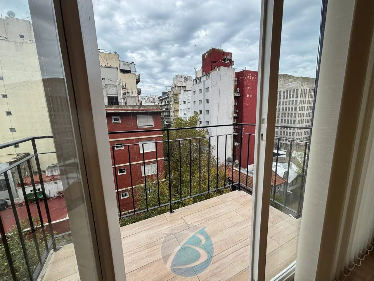 2 ambientes con balcón saliente todo externo 4