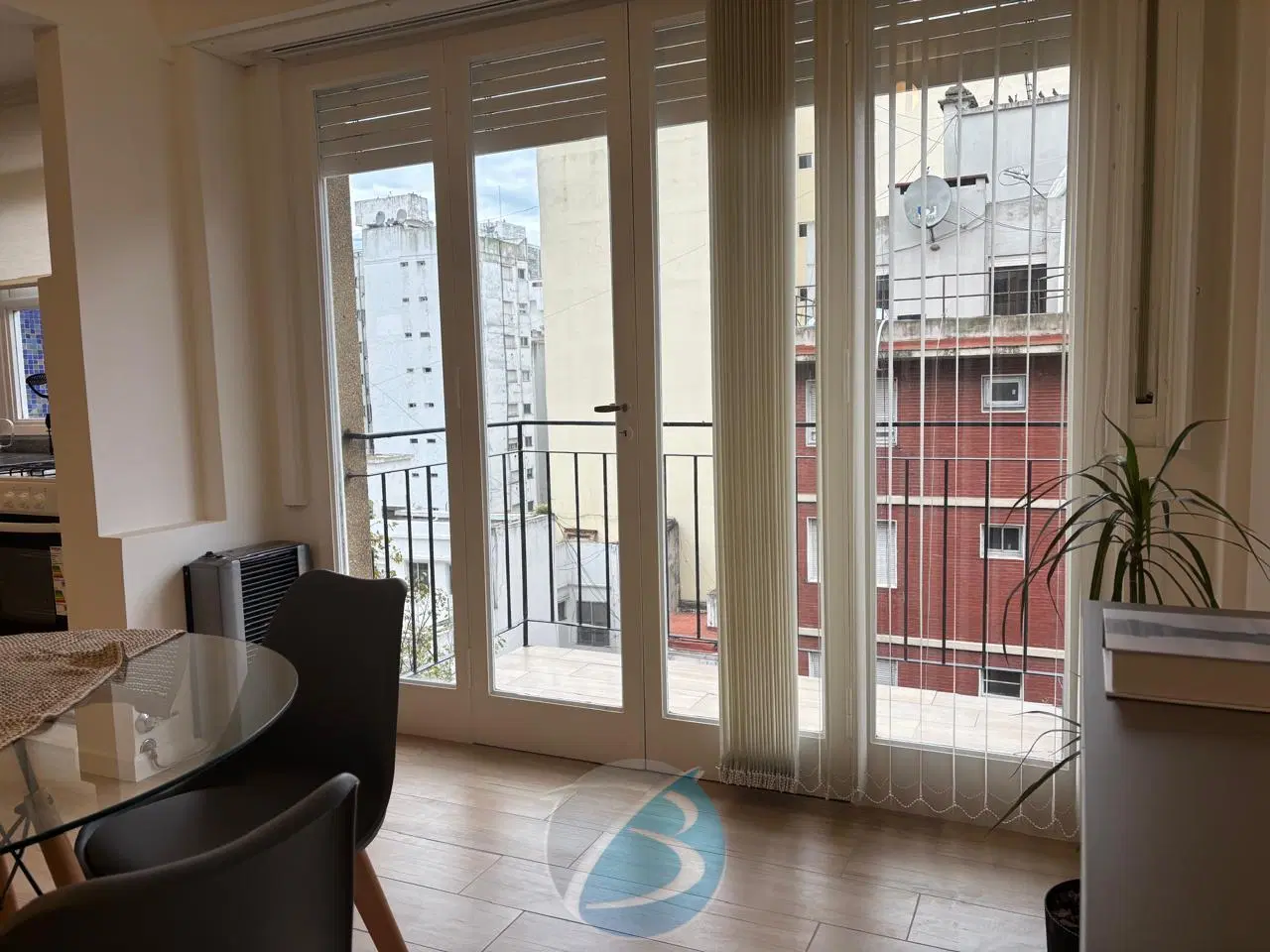 2 ambientes con balcón saliente todo externo 2