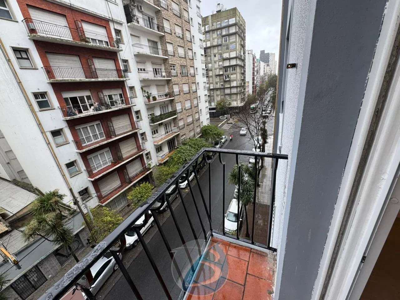 3 ambientes al frente con balcón 8