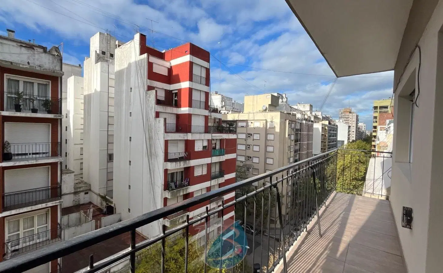 3 ambientes la calle con balcón 3