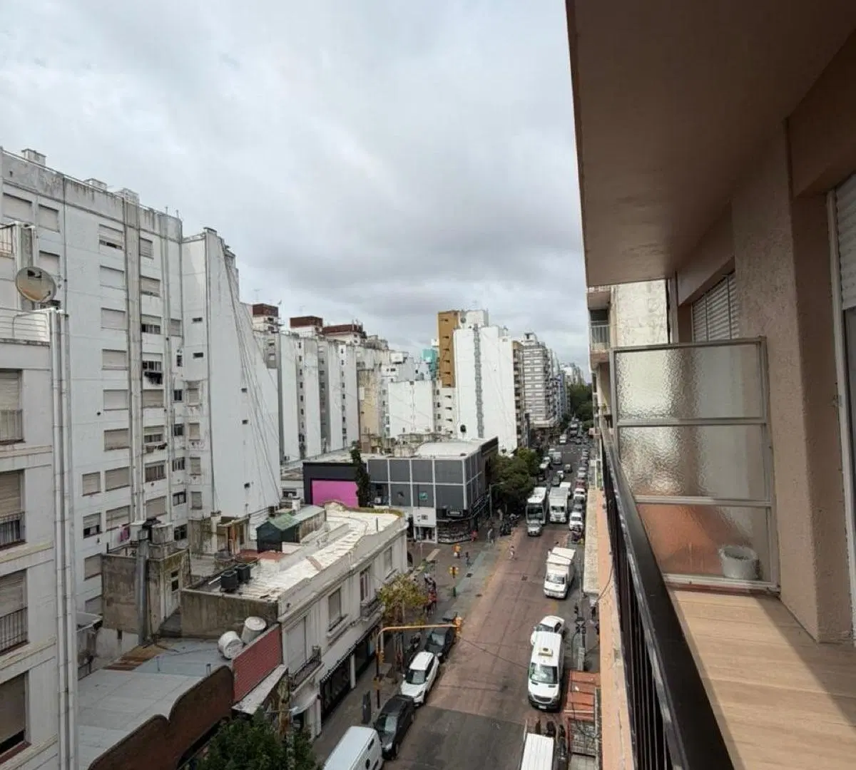3 ambientes a la calle con balcón saliente 3