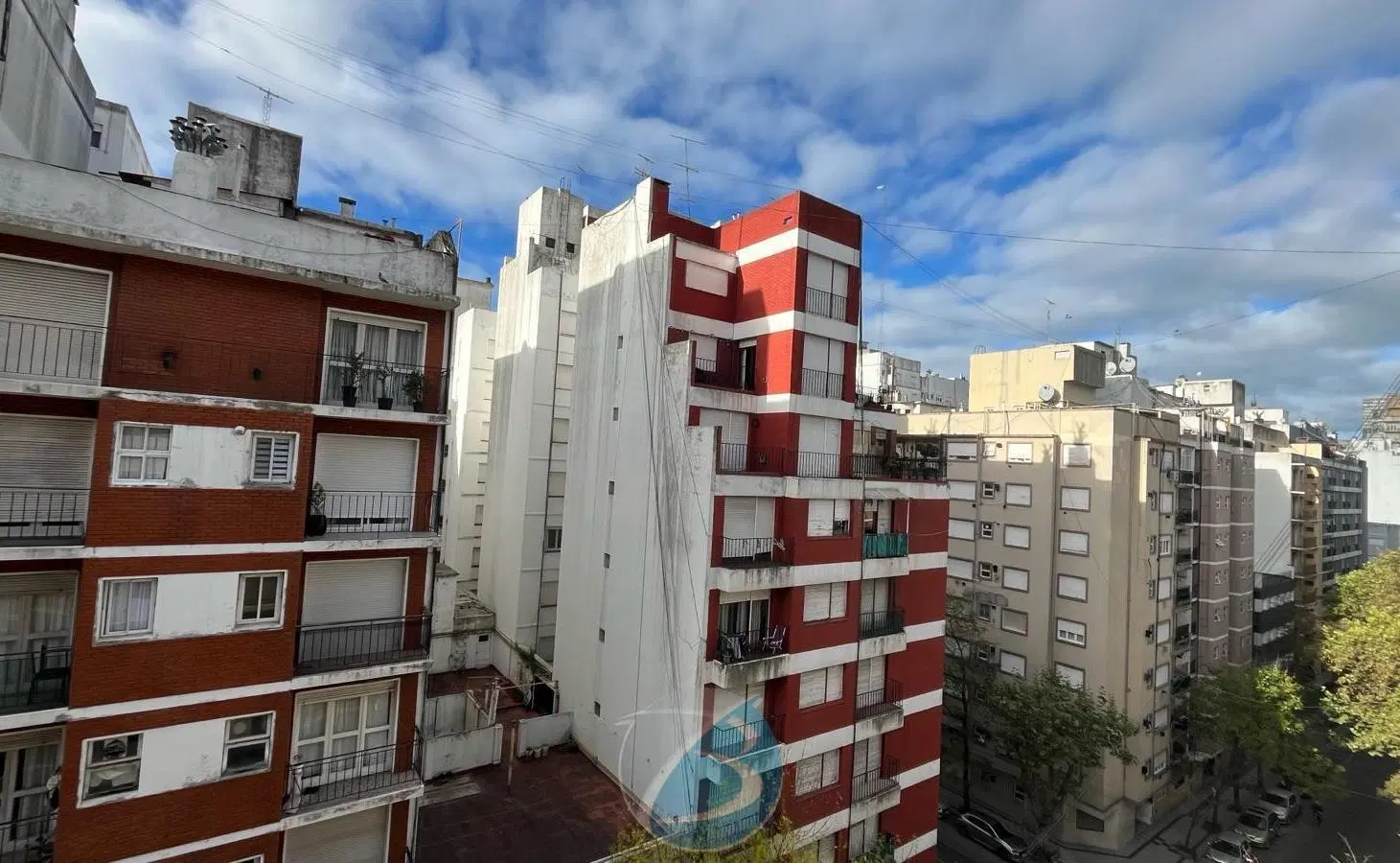 3 ambientes la calle con balcón 5
