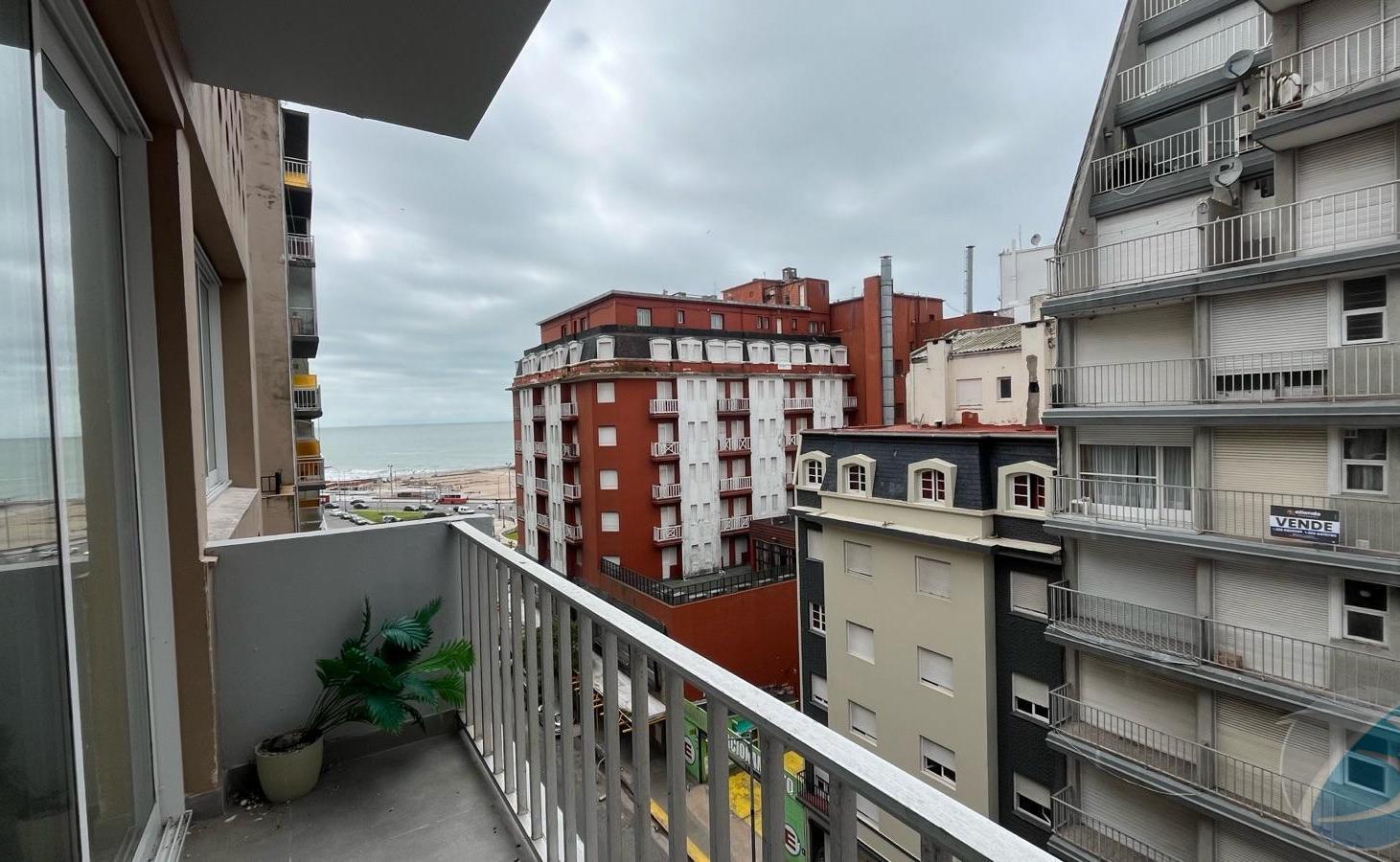 Foto de 3 ambientes a la calle con balcón saliente con vista lateral al mar, imagen 5