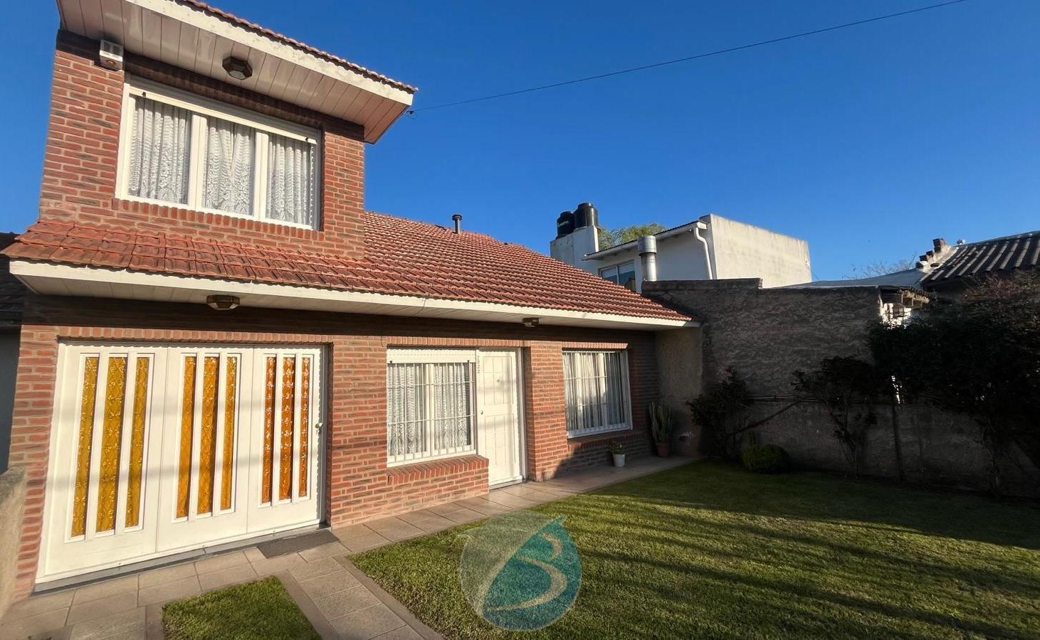 Foto de Casa 3 ambientes con parque y garaje, imagen 2