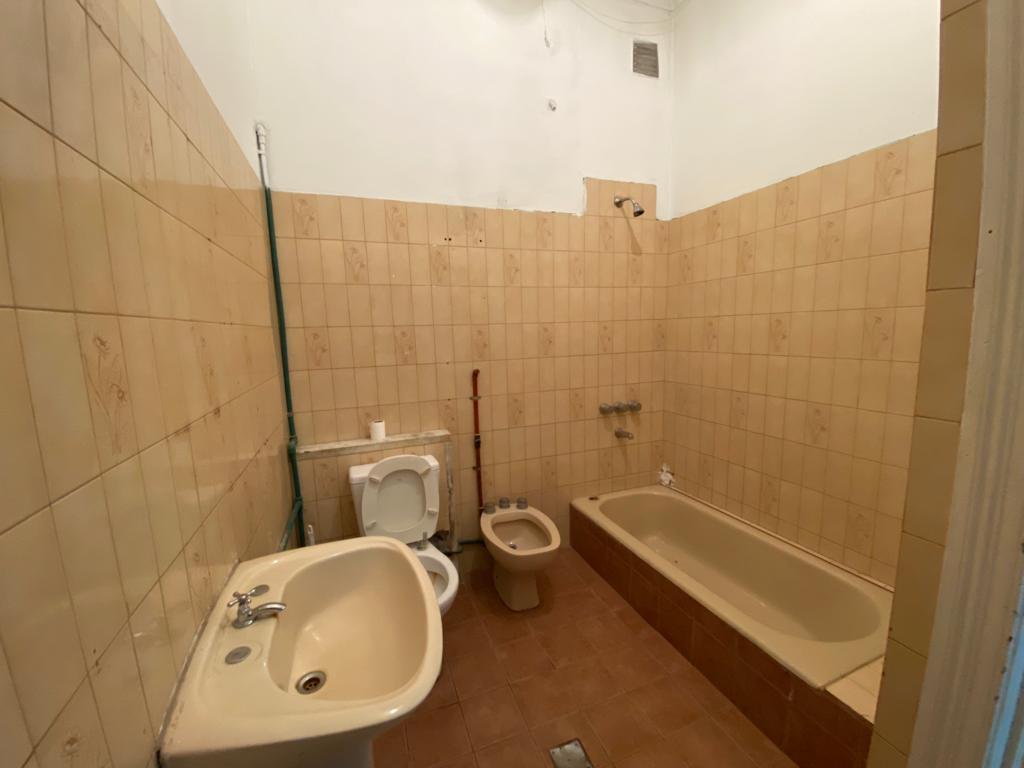 Excelente Piso Comercial en Lomas de Zamora - Laprida / Hipolito Yrigoyen 4