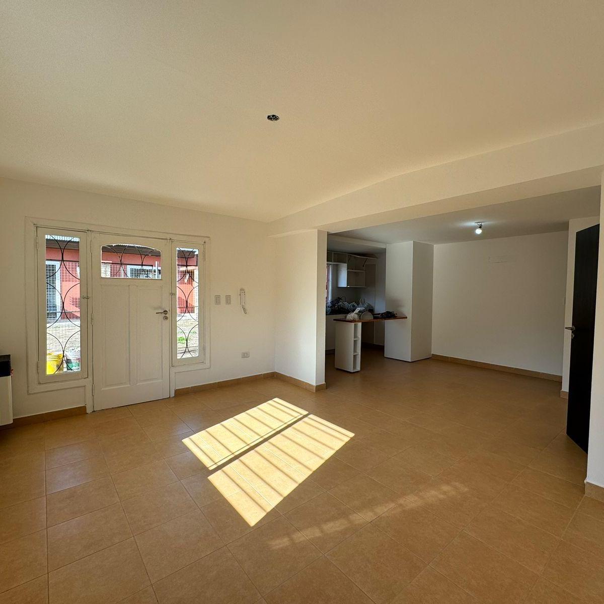 DUPLEX DE 2 DORMITORIOS, COCHERA Y JARDIN - ADROGUE - OPORTUNIDAD
