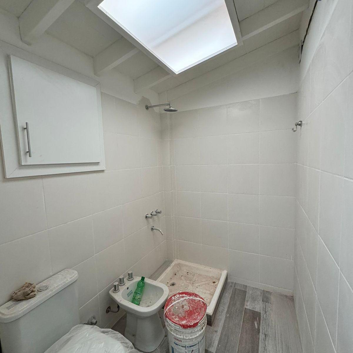 DUPLEX DE 3 DORMITORIOS COCHERA Y JARDIN - AL FRENTE INDEPENDIENTES - ADROGUE