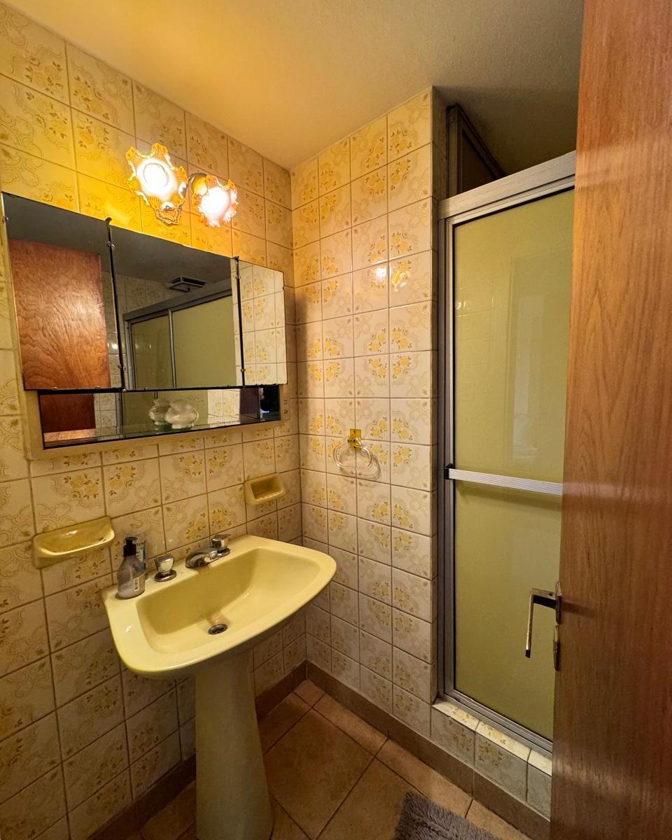 CHALET DE 4 DORMITORIOS COCHERA Y PARQUE - ADROGUE - VENTA