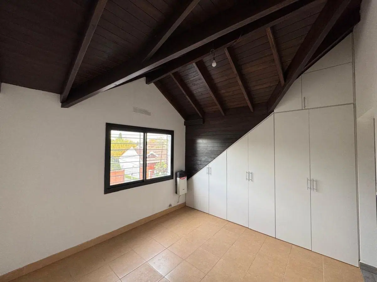 Duplex de 3 Dorm. Cochera y Jardin - Al Frente Independientes - Adrogue 2