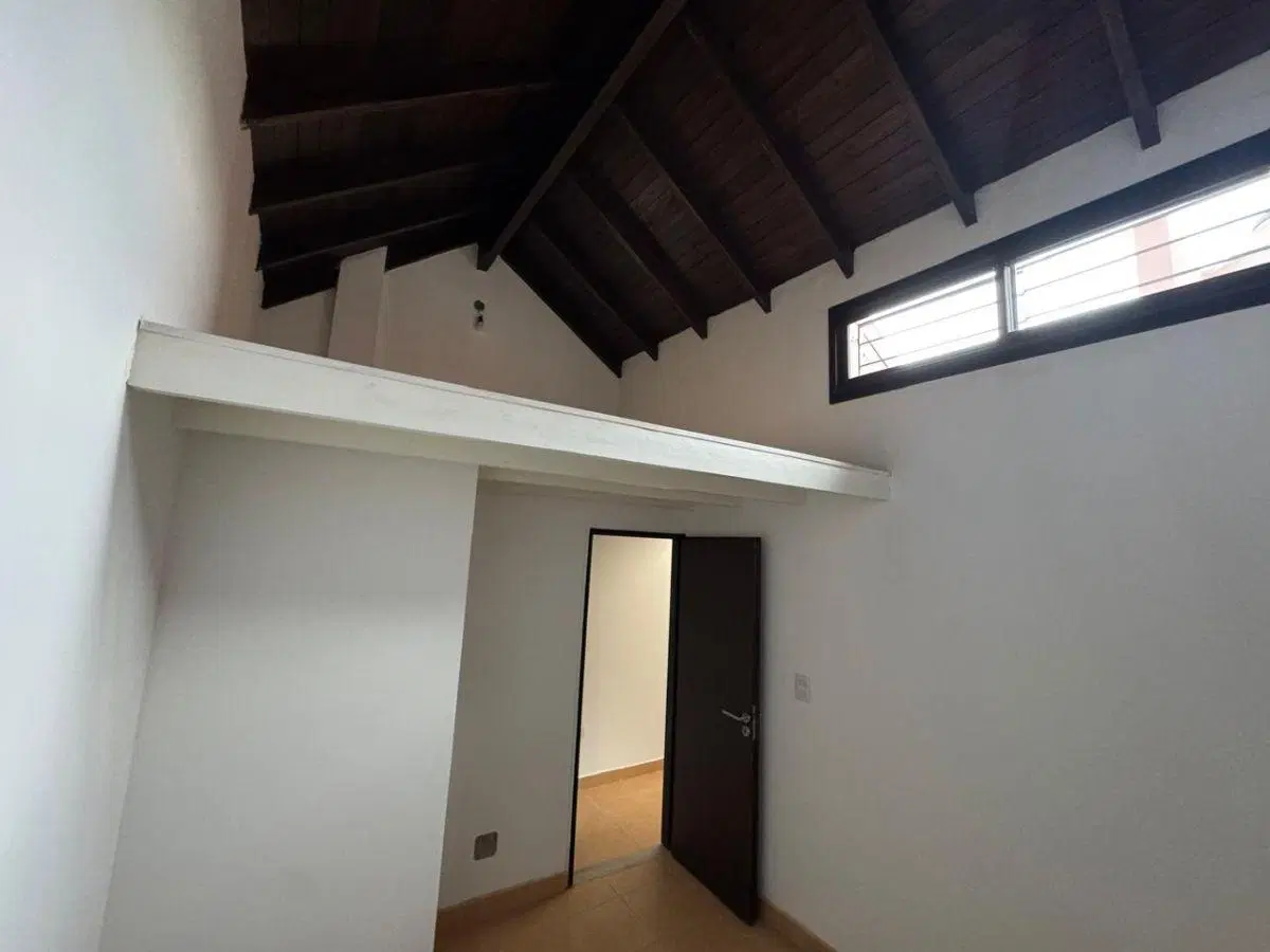 Duplex de 3 Dorm. Cochera y Jardin - Al Frente Independientes - Adrogue 4