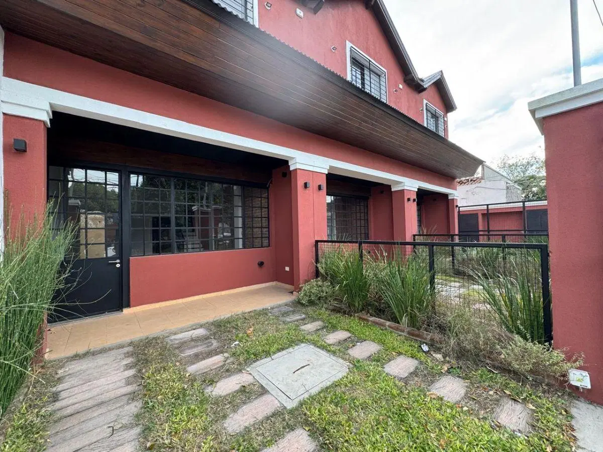 Duplex de 3 Dorm. Cochera y Jardin - Al Frente Independientes - Adrogue 1