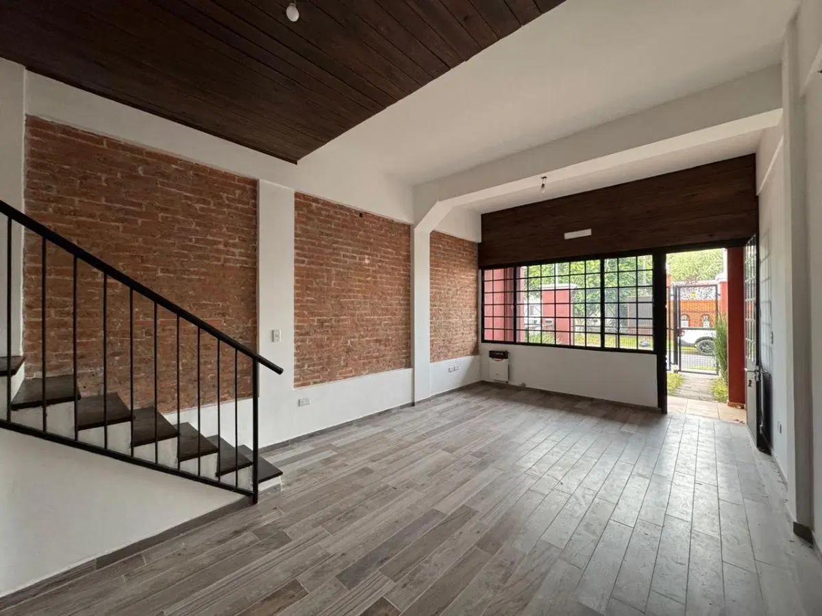 Duplex de 3 Dorm. Cochera y Jardin - Al Frente Independientes - Adrogue 3