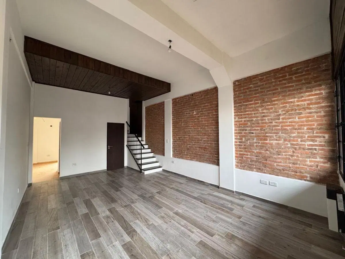 Duplex de 3 Dorm. Cochera y Jardin - Al Frente Independientes - Adrogue 5