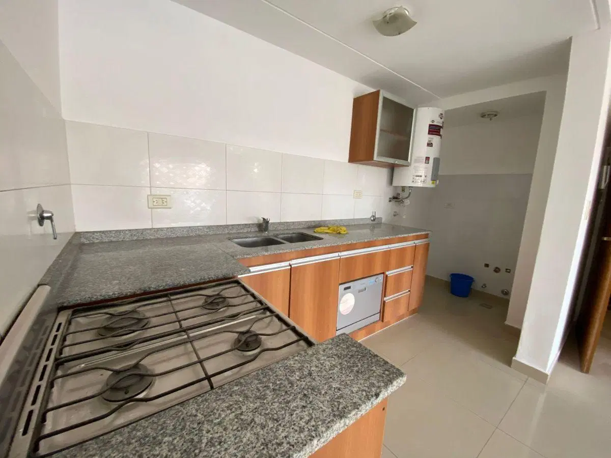 DEPARTAMENTO EN AV. HIPOLITO YRIGOYEN ADROGUE - EXCELENTE UBICACIÒN ! 2
