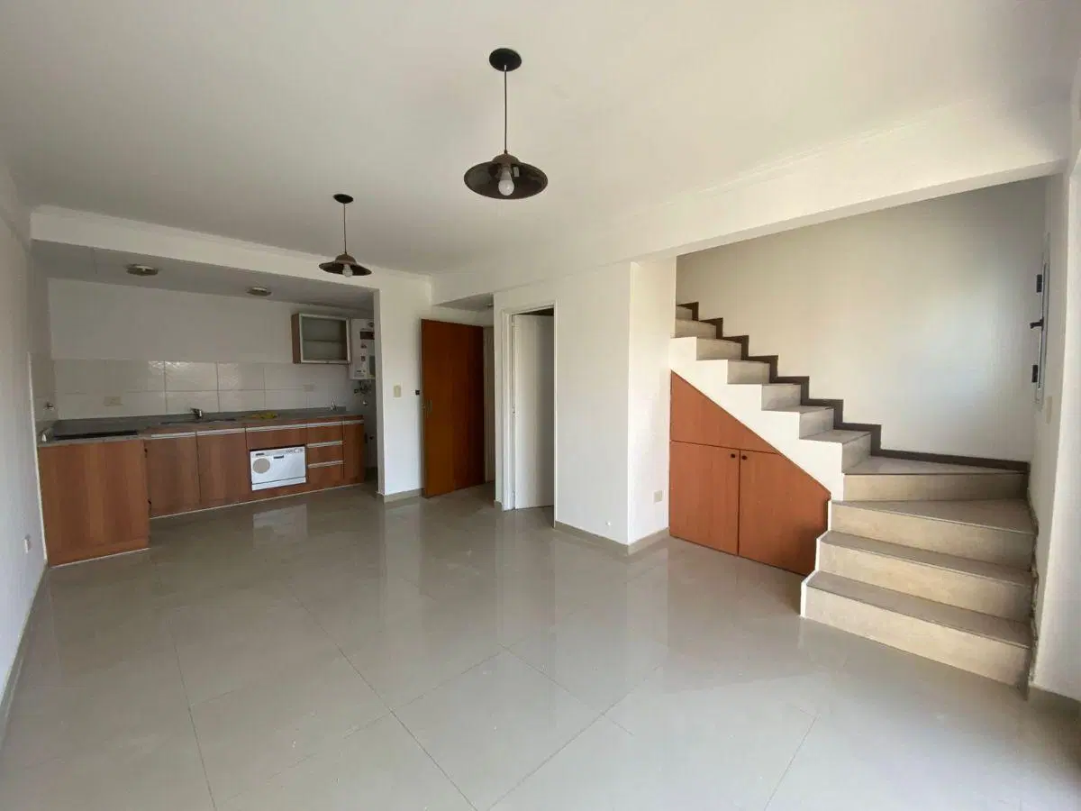 DEPARTAMENTO EN AV. HIPOLITO YRIGOYEN ADROGUE - EXCELENTE UBICACIÒN ! 3
