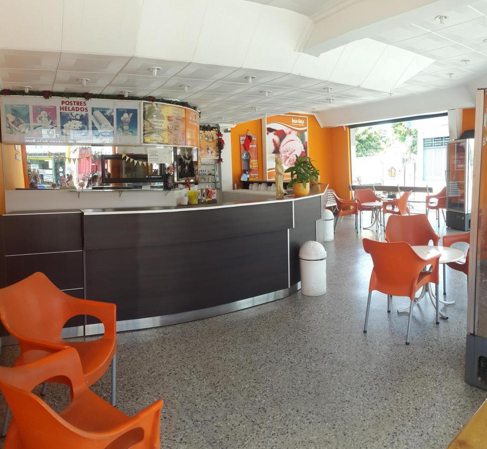 AMPLIO LOCAL EN ZONA COMERCIAL