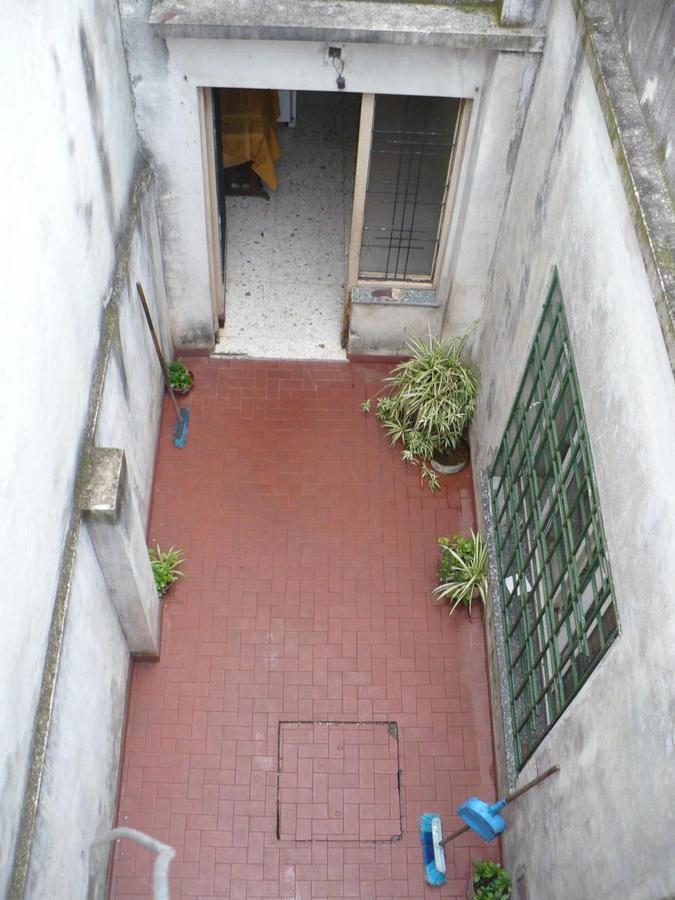 CASA TRES AMBIENTES EN LOTE PROPIO CON DOS LOCALES AL FRENTE