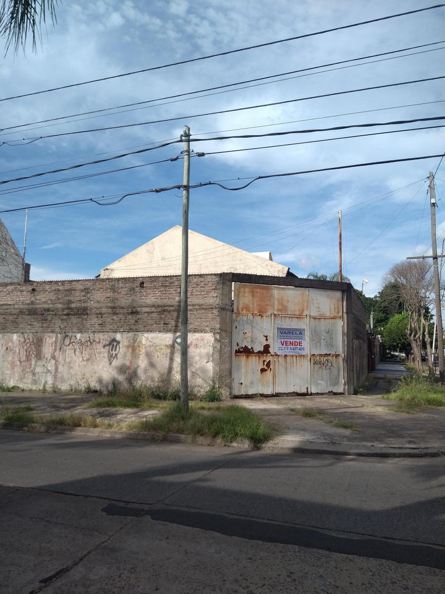 LOTE SOBRE ESQUINA CON GALPON.