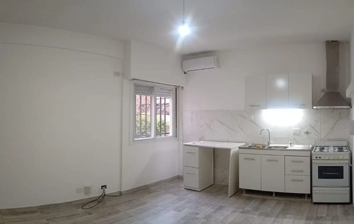 Departamento con un dormitorio en alquiler en Caseros 5