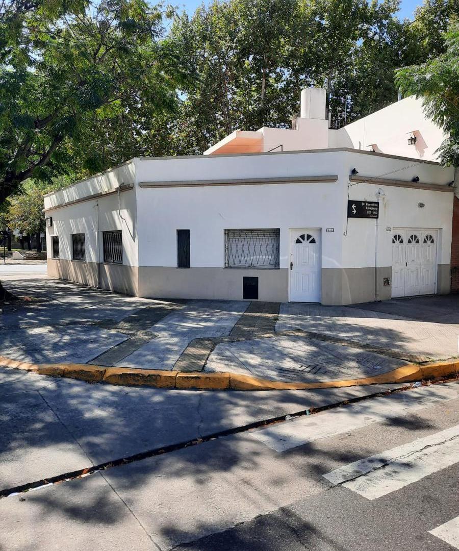 Casa con garage y Local comercial, en Parque Avellaneda