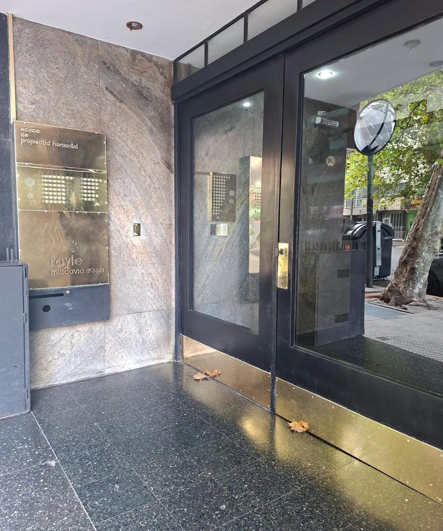 Departamento 4 ambientes con dependencia de servicio
