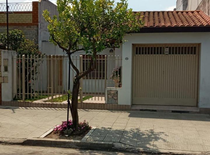 VENTA CASA 3 AMBIENTES CON JARDIN Y GARAGE VILLA LUGANO 4