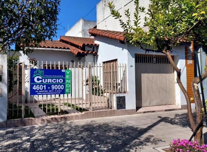 VENTA CASA 3 AMBIENTES CON JARDIN Y GARAGE VILLA LUGANO 2