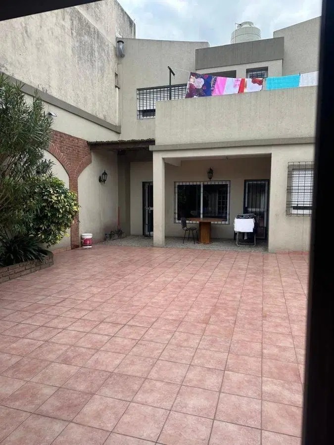VENTA CHALET 5 AMBIENTES EN LOTE PROPIO CON GARAGE PARA 3 VEHÍCULOS Y PARQUE EN VILLA LUGANO 5