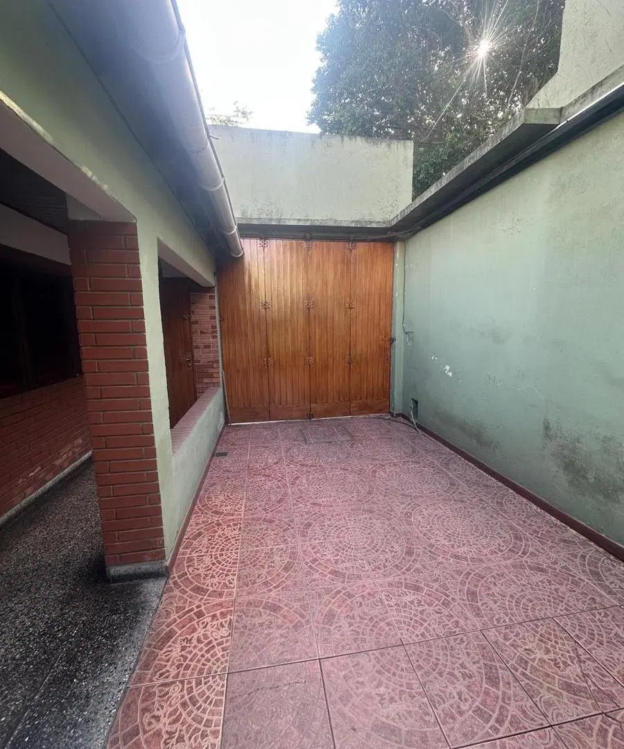 VENTA CASA 4 AMBIENTES CON QUINCHO Y GARAGE en Villa Lugano, CABA 2