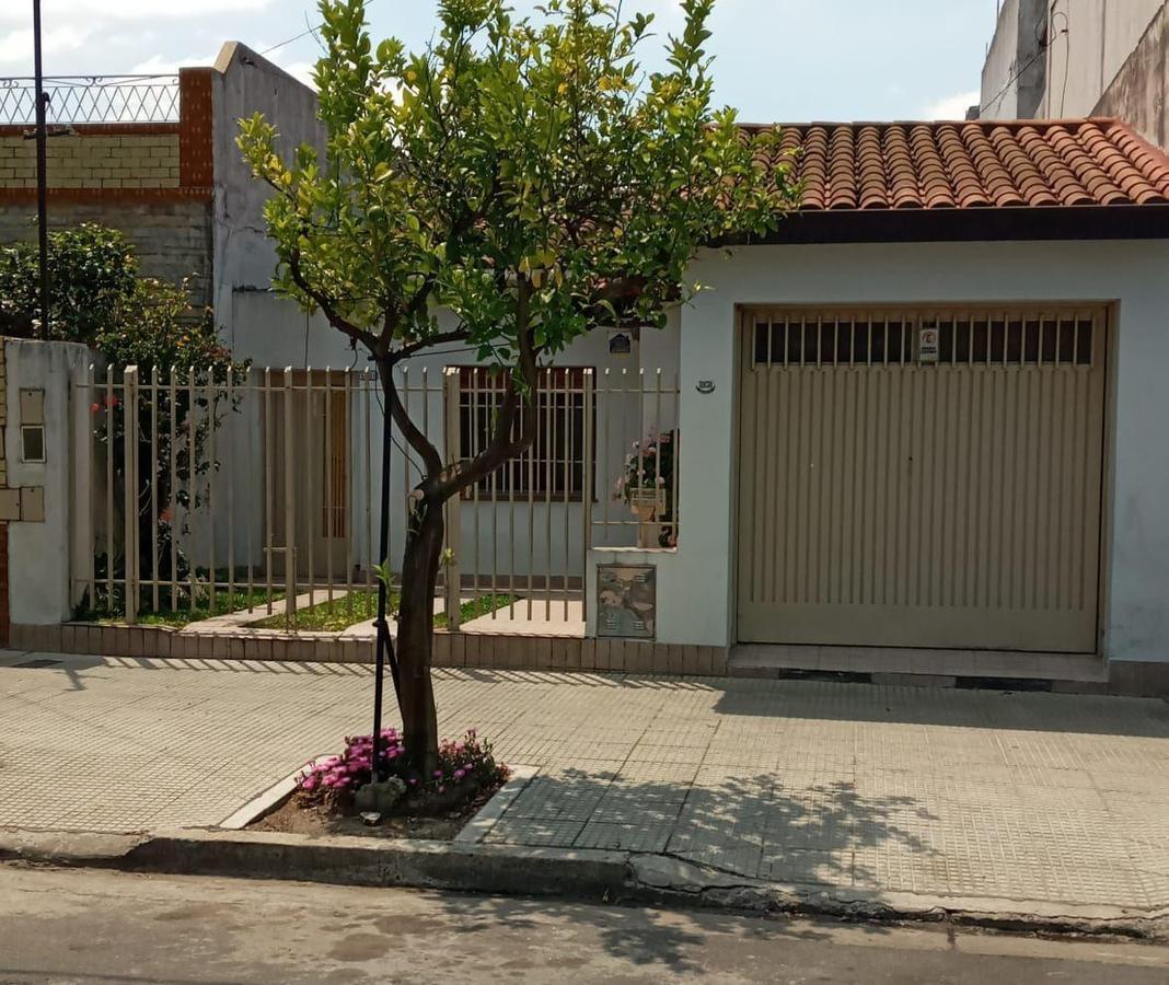 VENTA CASA 3 AMBIENTES CON JARDIN Y GARAGE en Villa Lugano, CABA